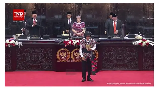 7 Potret Jokowi Pakai Baju Adat Tanimbar Khas Maluku di Sidang Tahunan MPR 2023, Curi Perhatian