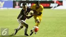 Penyerang Mitra Kukar, Zulham Zamrun (kanan) berebut bola dengan pemain Persegres GU saat turnamen Piala Presiden 2017 di Stadion Maguwoharjo, Sleman, Sabtu (4/2). Laga ini dimenangkan Mitra Kukar dengan skor 1-0. (Liputan6.com/Helmi Fithriansyah)