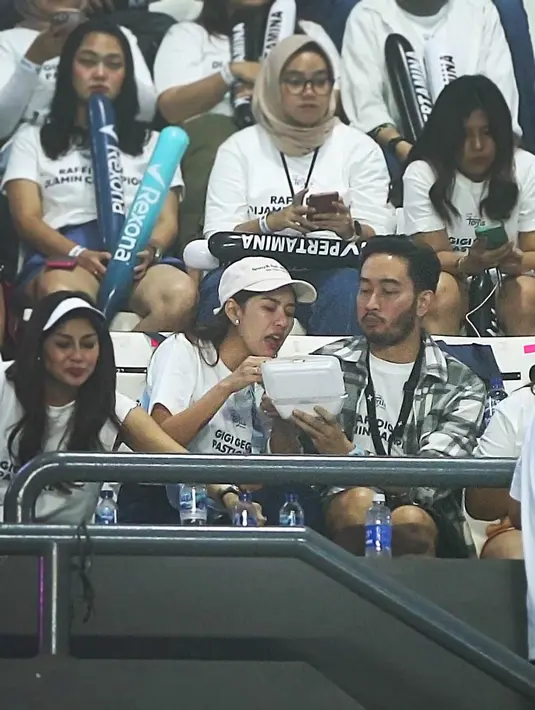 Meski tengah diterpa isu tak sedap, Syahnaz dan Jeje tampak kompak serba putih memberikan dukungannya pada Raffi dan Nagita. [Foto: Fimela/ Bambang E. Ros].