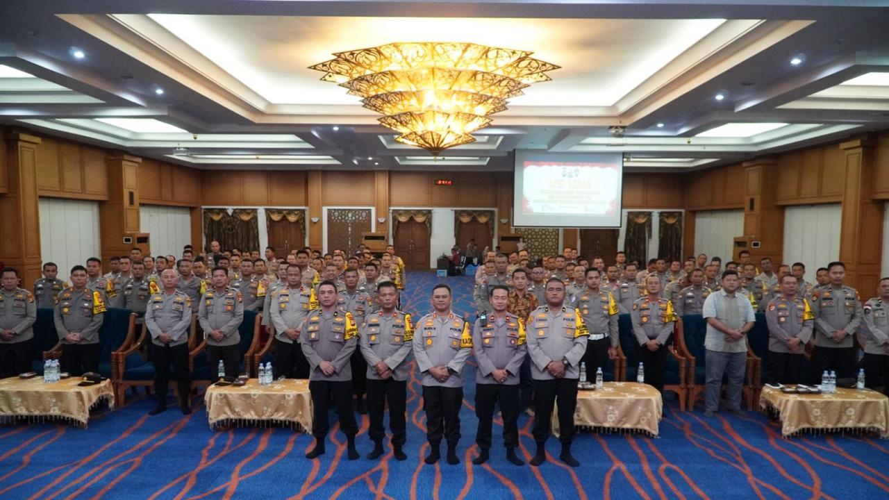 Kapolres AKBP Budi Setiyono bersama ratusan Bhabinkamtibmas di Rokan Hulu.