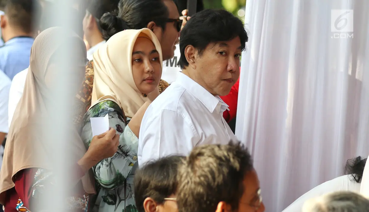 Putra dari presiden pertama Soekarno, Guruh Soekarnoputra berada di TPS 002 Selong, Kebayoran Baru, Jakarta Selatan untuk menggunakan hak politiknya, Rabu (17/4). Guruh menggunakan hak pilihnya dalam Pemilu 2019 di TPS yang sama dengan Cawapres 02 Sandiaga Uno. (Liputan6.com/Johan Tallo)