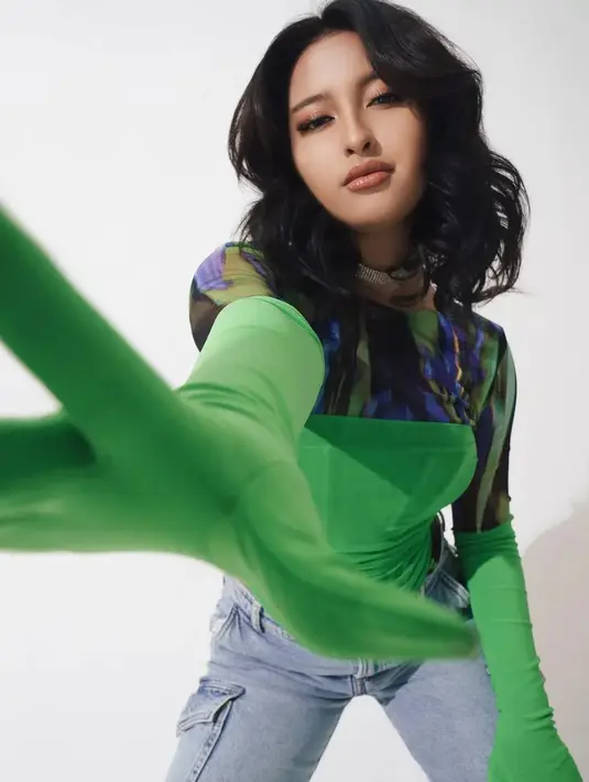 Masih dengan rambut hitam wavy, Jennifer Coppen pulas wajahnya dengan latte makeup look [@jennifercoppen]