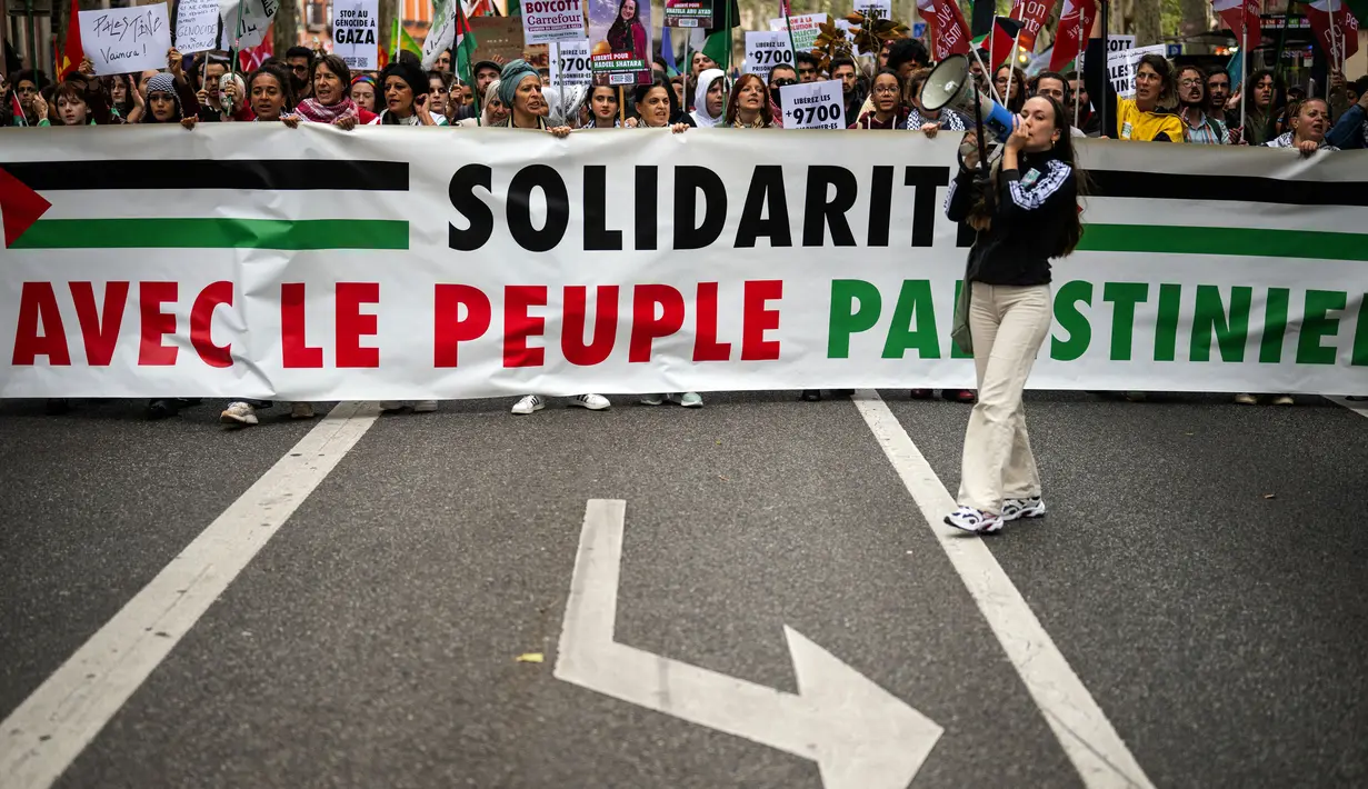 Puluhan ribu warga Palestina terusir dari tempat tinggal mereka akibat serangan Israel dan perintah evakuasi. Kebanyakan pengungsi Palestina tinggal di sekolah-sekolah di Jalur Gaza. (Lionel BONAVENTURE/AFP)