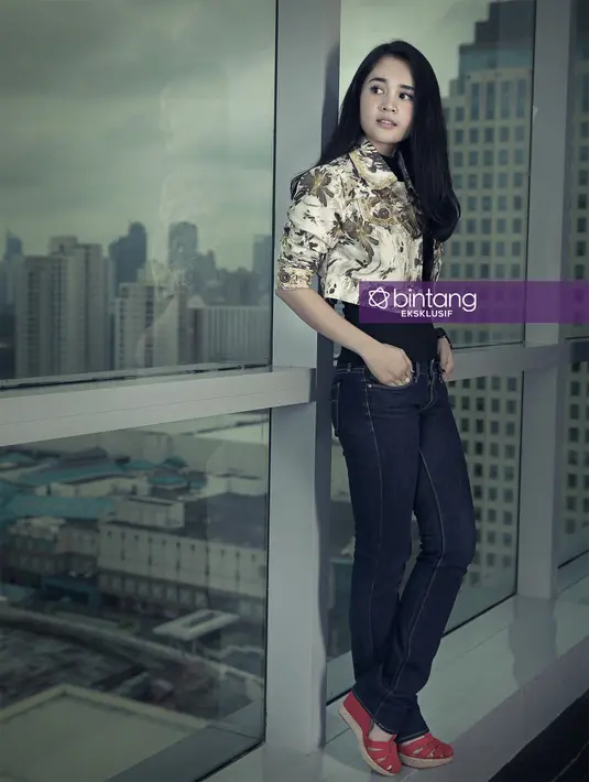 "Bunda lipetin part-part penting adegannya, jadi aku kayak ngobrolin dulu sama bunda sebagai orang awam, masyarakat gitu. Bunda baca dan ngasih pendapat menurut dia," ujar nominator Aktris Utama Paling Ngetop SCTV Awards 2015. (Bambang E. Ros/Bintang.com)