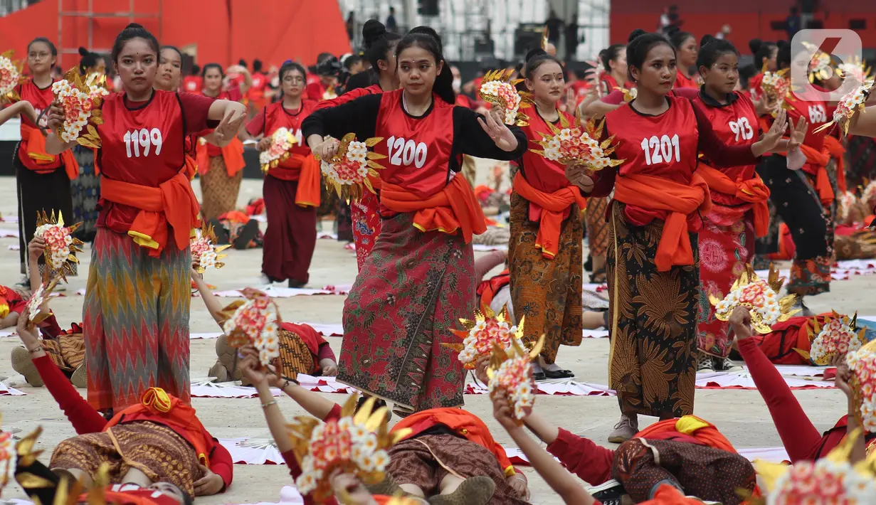 Ia menyampaikan, dirinya menyiapkan semuanya kurang lebih hanya satu bulan. Sementara
untuk para penari tersebut didatangkan dari Jakarta dan sekitarnya, kendati begitu semua
merepresentasikan ke-Indonesiaan. (Liputan6.com/Helmi Fithriansyah)