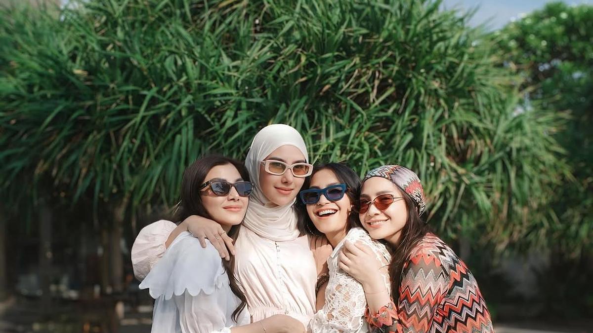 6 Potret Adu Gaya Outfit Cerah Nagita Slavina, Caca Tengker, hingga Syahnaz Sadiqah Saat Liburan di Bali