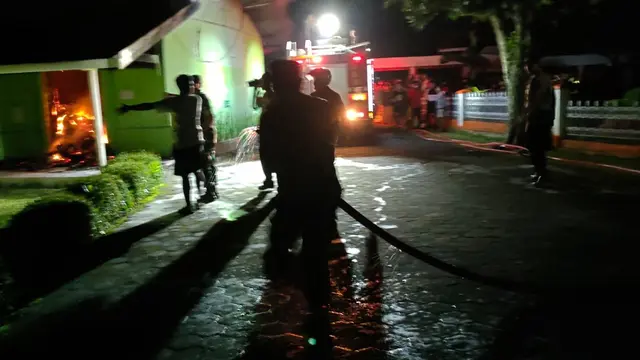 Petugas kerahkan 8 unit Damkar padamkan api di RS Bhakti Husada. (Istimewa)
