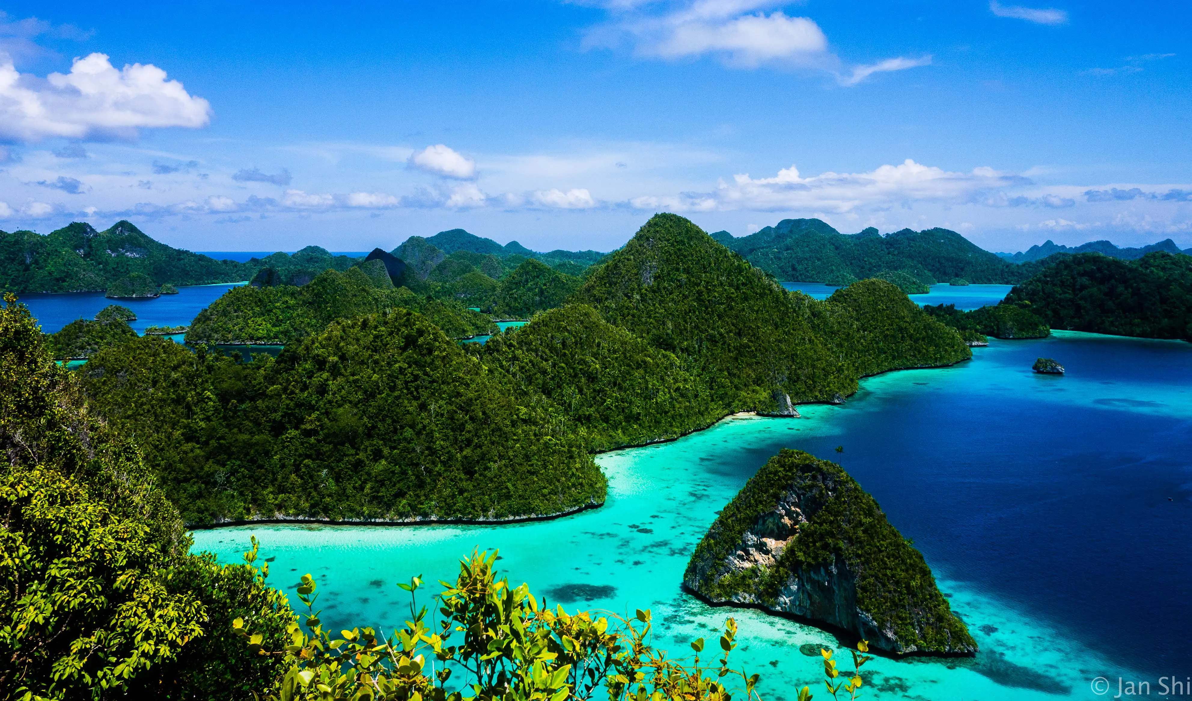 Teluk Kabui, Raja Ampat, Papua Barat. (Sumber Foto: topindonesiaholidays.com)