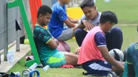 Dalam sesi latihan Persib Bandung, Jumat (18/11/2022) di Stadion Persib, Jalan Ahmad Yani, Kota Bandung, David Rumakiek terlihat bergabung bersama rekan-rekannya di tim Persib. (Erwin Snaz/Bola.com)