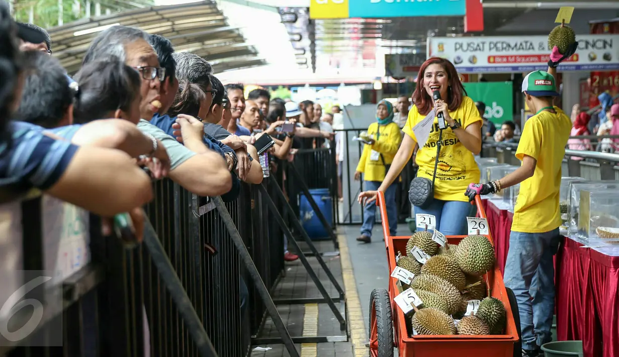 Ratusan pengunjung memadati acara Durian Fair 2016 di Blok M Square, Jakarta, Sabtu (27/2). Acara yang dibuka oleh Wakil Wali Kota Jakarta Selatan Irmansyah itu akan berlangsung hingga 6 Maret 2016. (Liputan6.com/Yoppy Renato)