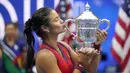 Emma Raducanu mencatatkan sejarah sebagai petenis pertama yang merebut gelar Grand Slam dari fase kualifikasi. (Foto: AP/Seth Wenig)