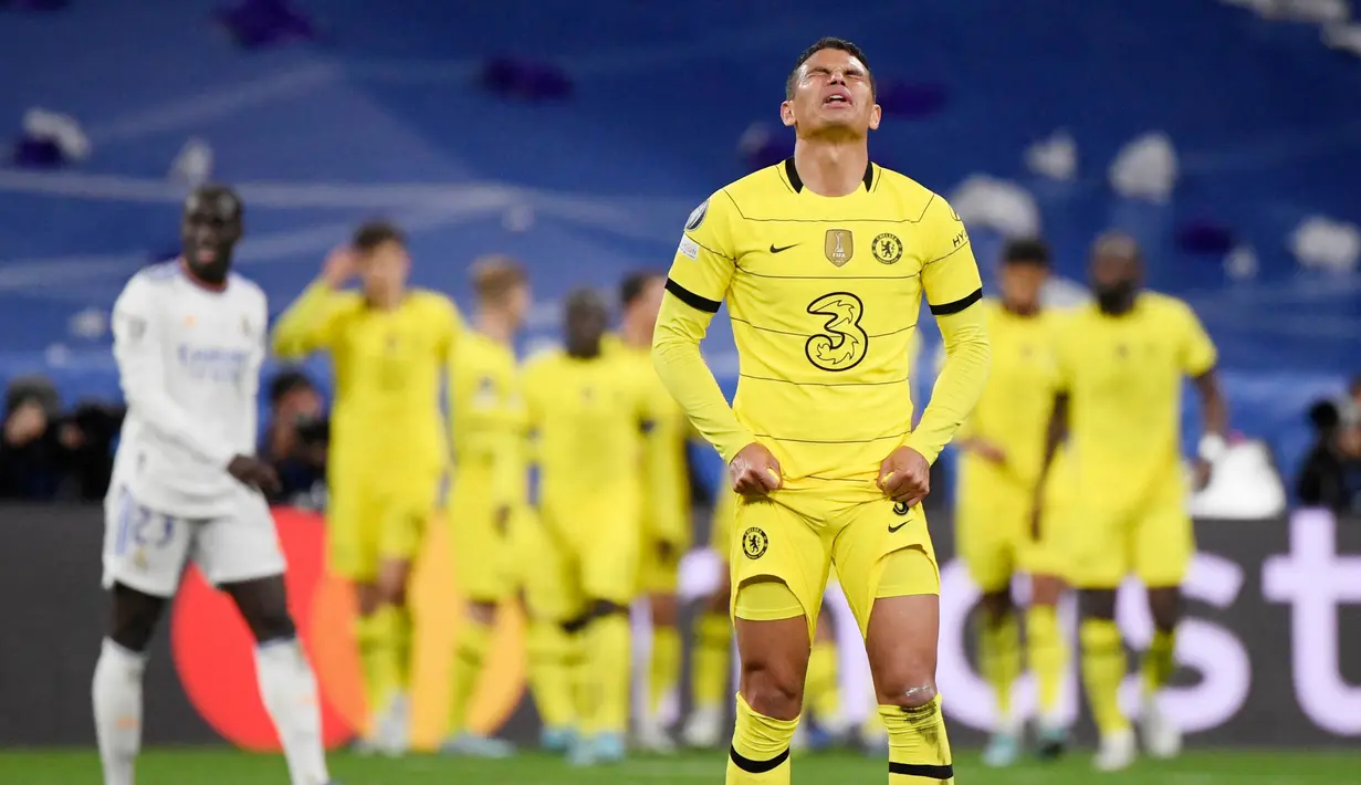 Real Madrid kalah 2-3 dari Chelsea dalam duel leg kedua perempat final, Rabu (13/4/2022). Meski kalah, Los Blancos tetap lolos ke semifinal berkat keunggulan agregat 5-4. (AFP/Oscar Del Pozo)