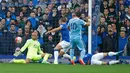 Kiper Everton Tim Howard (kiri) menepis bola tendangan Sergio Aguero pada pertandingan Liga Premier Inggris di Stadion Goodison Park, Inggris, Minggu (24/8/2015). The Citizens pun kini kokoh di puncak klasemen. (Reuters/Jason Cairnduff)