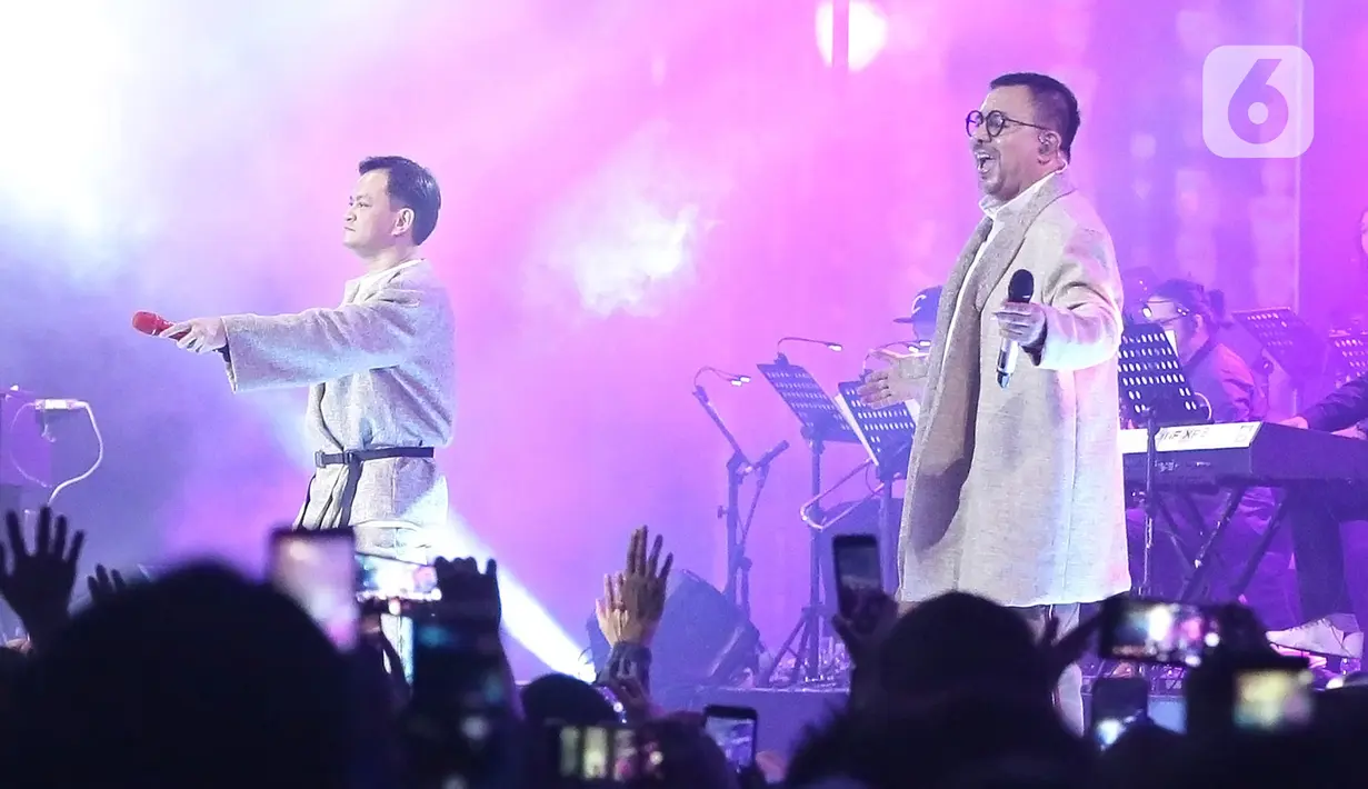 Vokalis Kahitna Hedi Yunus dan carlo saba saat tampil menghibur penonton di konser Inspirasi Cinta Yovie and His Friends di Sasana Budaya Ganesha (Sabuga) ITB, Bandung, Rabu (20/11/2019). (Fimela.com/Bambang E. Ros)
