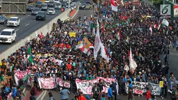 Ribuan mahasiswa berjalan kaki saat akan berunjuk rasa di depan Gedung DPR/MPR, Jakarta, Senin (23/9/2019). Dalam aksinya mereka menolak pengesahan RUU KUHP dan revisi UU KPK. (Liputan6.com/JohanTallo)