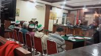 Para terdakwa anggota Khilafatul Muslimin menjalani putusan sidang di Pengadilan Negeri (PN) Kota Bekasi. (Liputan6.com/Bam Sinulingga)