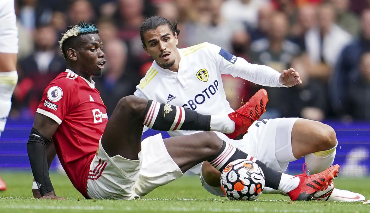 Manchester United langsung menekan di awal babak pertama. Tercatat 4 peluang terjadi hingga menit ke-13. Peluang terakhir didapat Paul Pogba saat berhadapan satu lawan satu dengan kiper, namun tembakannya masih belum menembus jala Leeds United. (Foto: AP/Jon Super)