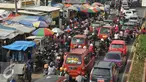 Sejumlah kendaraan berjalan merayap saat melintasi Pasar Tumpah di Cikarang, Jawa Barat, Jumat (1/7). Selain banyaknya persimpangan, keberadaan Pasar Tumpah menjadi salah satu penyebab kemacetan di Jalur Pantura. (Liputan6.com/Gempur M Surya)