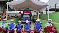 Kepala BPPI Kementerian Perindustrian, Doddy Rahardi bersama Direksi PT Tata Metal Lestari melakukan pelepasan ekspor 100 kontainer baja berlapis aluminium. (Dok Kemenperin)