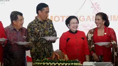 Ketum PDIP, Megawati Soekarnoputri (kedua dari kanan) saat perayaan HUT ke-42 PDIP di kantor DPP PDIP, Jakarta, Sabtu (10/1/2015). (Liputan6.com/Johan Tallo)