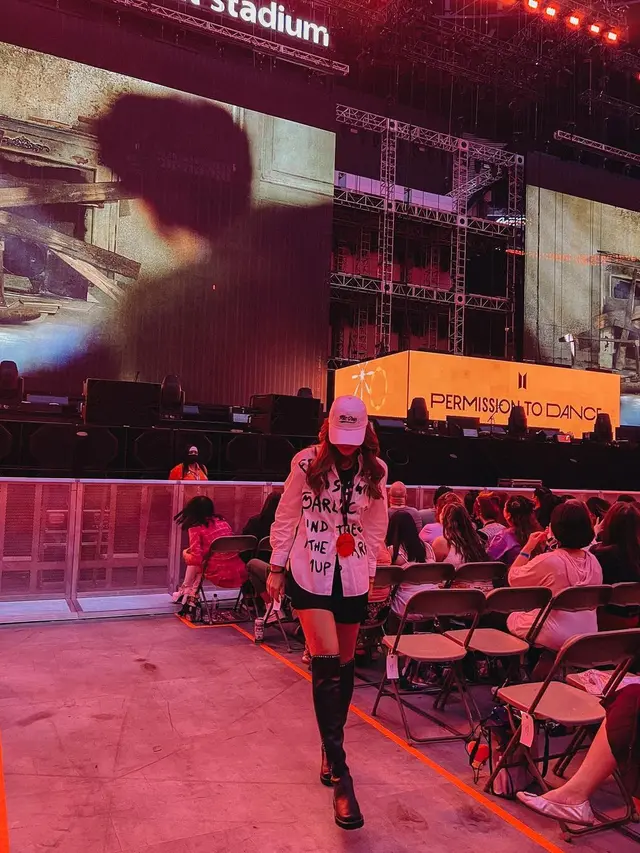 7 Potret Luna Maya Nonton Konser BTS di Las Vegas, Seru Banget