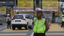 Polisi dan petugas Dishub berjaga di depan Gerbang Tol Bekasi Barat 1, Bekasi, Jawa Barat, Senin (12/3). (Liputan6.com/Arya Manggala)