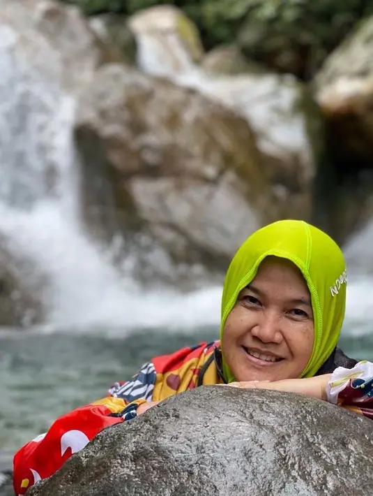 Pemeran dalam sinetron Kiamat Sudah Dekat itu mengaku, saat masih terkenal banyak pria yang mendekatinya. Tapi sayang, banyak yang tidak tulus atau sekedar numpang tenar. [Instagram/cicitegal]