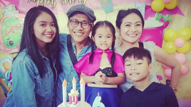 Jarang Terekspos, Ini 6 Potret Harmonis Penyanyi Nugie dan Keluarga