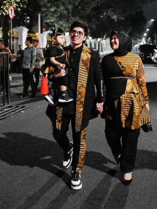 <p>Adu Pula Atta Halilintar yang mengenakan jas hitam dengan detail batik pada bagian depan dan celananya. Sementara itu, Aurel dan Ameena mengenakan atasan batik dipadukan celana hitam. [@attahalilintar]</p>