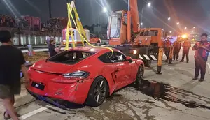 Porsche Merah Terguling Masuk Parit di Tol Desari