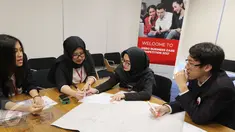 Mahasiswa UGM Jogjakarta sedang berdiskusi untuk merumuskan strategis bisnis dalam HSBC Business Case Competition (BCC) di Sampoerna University, Jakarta, Sabtu (01/4). (Liputan6.com/Fery Pradolo)