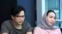 Keputusan untuk mengenakan hijab juga mendapat dukungan dari suaminya, Armand Maulana. Berbeda dengan anaknya yang masih pingin melihat Dewi Gita tanpa tanpa mengenakan hijab. (Nurwahyunan/Bintang.com)