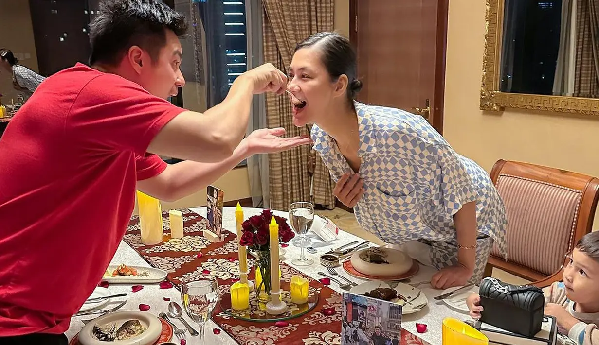 Momen dinner romantis dengan lampu temaram batal karena Kiano masih belum tidur. Momen manis Baim Wong menyuapi sang istri tercintanya. Baim mengaku kangen dengan masa-masa pacaran. [Instagram/baimwong]