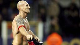 2. Jaap Stam – Jaap Stam turut mengantarkan The Red Devils meraih treble winner pada 1999. Perselisihan dengan Alex Ferguson membuat Stam dijual ke Lazio dengan harga 16,5 juta pound sterling. (EPA/Yves Boucau-Michel Krakowski)