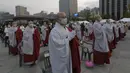 Para biksu mengenakan masker saat merayakan ulang tahun Buddha di Gwanghwamun Plaza, Seoul, Korea Selatan, Kamis (30/4/2020). Ulang tahun Buddha kali ini dirayakan di tengah pandemi virus corona COVID-19. (AP Photo/Ahn Young-joon)