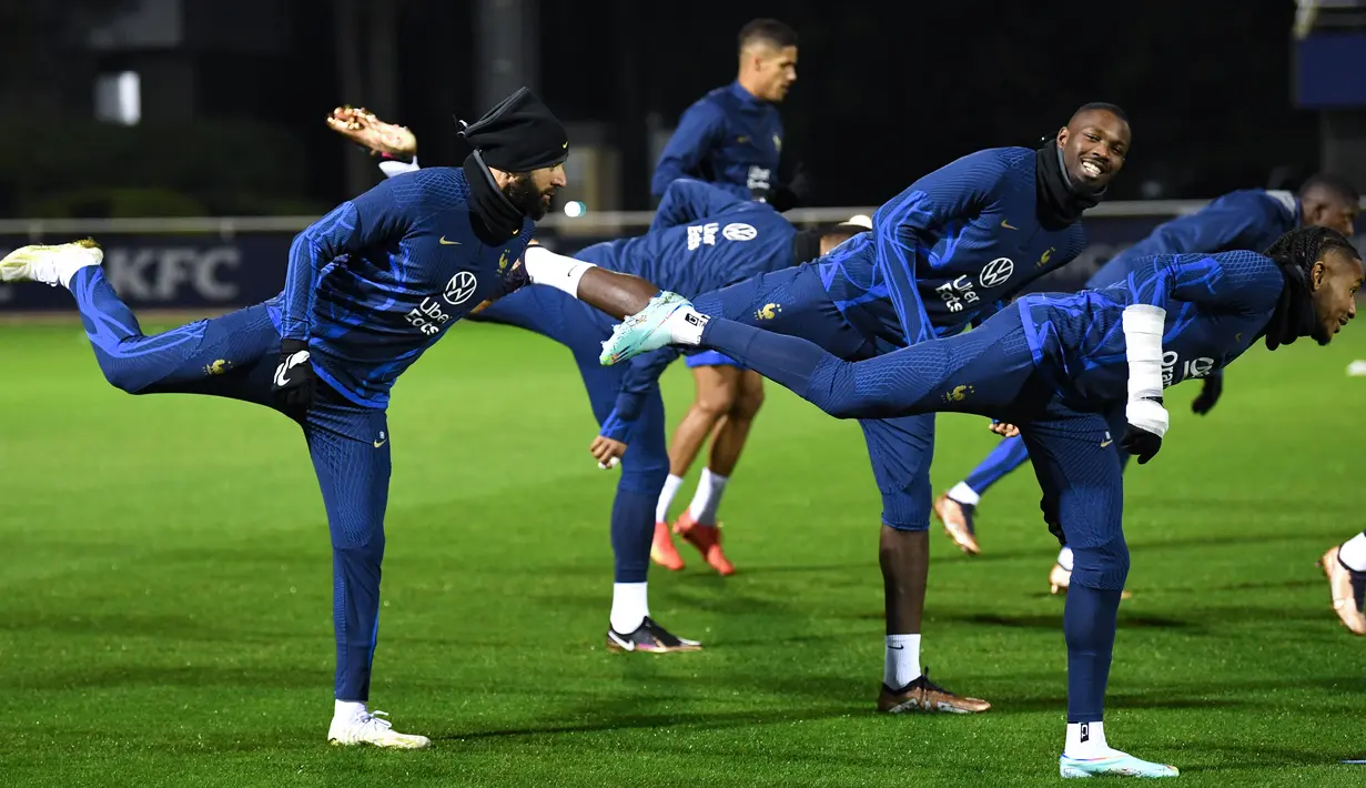 (Dari kiri) Pemain timnas Prancis Karim Benzema, Marcus Thuram dan Christopher Nkunku mengikuti sesi latihan di kamp pelatihan tim di Clairefontaine-en-Yvelines, selatan Paris, Selasa (15/11/2022). Prancis akan melakoni laga perdana grup D melawan Australia pada 23 November 2022. (Bertrand GUAY / AFP)