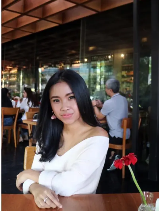 Aktris kelahiran Malang, 2 September 1993 itu tampil kekinian dengan atasan off shoulder berwarna putih. Penampilannya sangat berbeda ketika membintangi sinetron.(Liputan6.com/IG/@ayyarenita93)