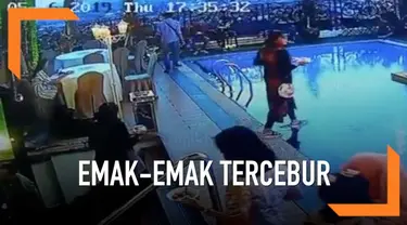 Akibat gagal fokus menjelang buka puasa, emak-emak ini mengalami kejadian memalukan. Ia tercebur ke kolam renang ketika membawa makanan untuk berbuka.