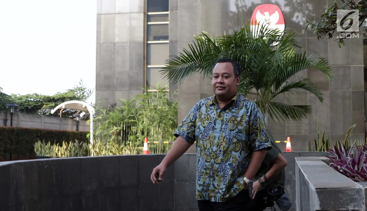 Anggota Komisi VI DPR RI, Mohamad Hekal berjalan keluar dari gedung KPK, Jakarta, Rabu (19/6/2019). M Hekal diperiksa sebagai saksi kasus suap kerja sama di bidang pelayaran PT Humpuss Transportasi Kimia (HTK) dengan PT Pupuk Indonesia Logistik (PILOG). (Liputan6.com/Helmi Fithriansyah)