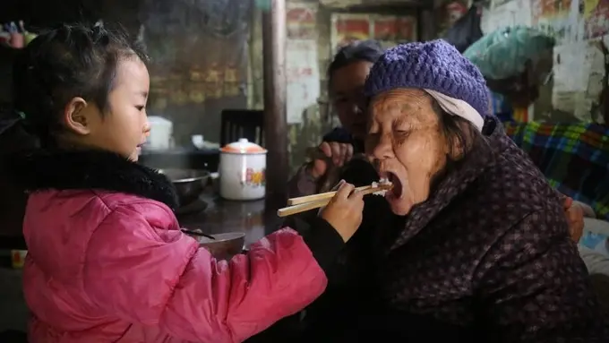 Ditinggal Ibu, Bocah 5 Tahun Ini Urus Nenek yang Sakit