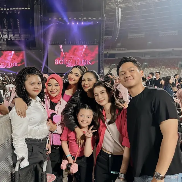 8 Potret Sarah Menzel dengan Keluarga Azriel Hermansyah, Bak Menantu Sendiri
