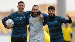 Cristiano Ronaldo (kiri) berfoto bersama dengan rekan setimnya di Al Nassr, David Ospina (tengah) dan Jaloliddin Masharipov saat sesi latihan yang berlangsung di Mrsool Park, Arab Saudi, Jumat (13/01/2023) waktu setempat. (Twitter/@AlNassrFC)