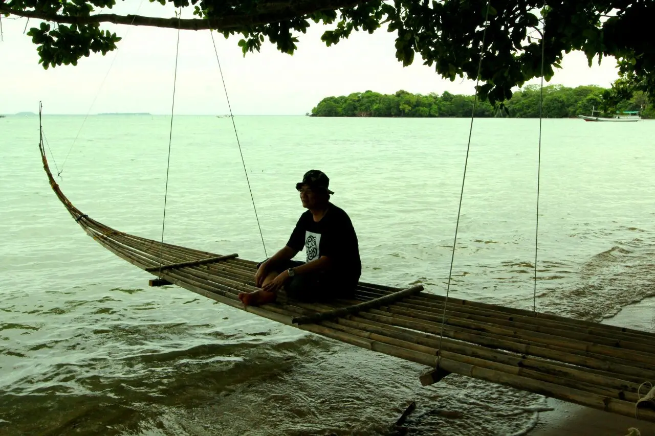 Ayunan semacam hammock ini berada di pantai yang berjarak kurang dari 50 meter dari Kampung Kurcaci di Pantai Bunga Jabe. (foto : Liputan6.com/edhie prayitno ige)