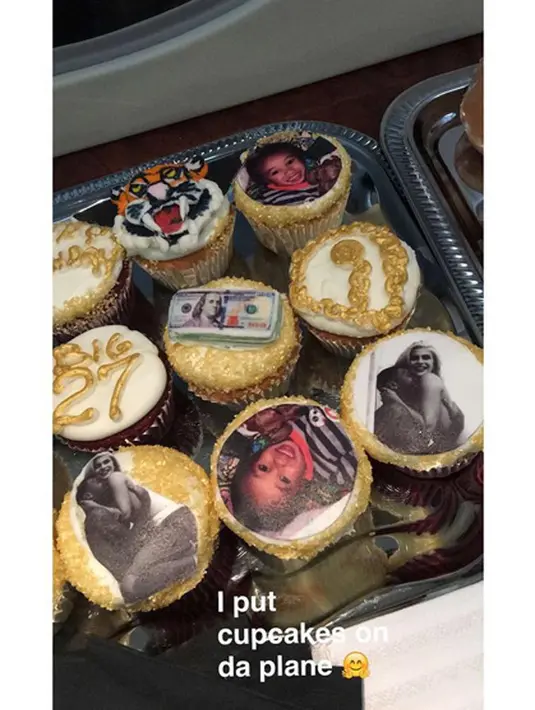 Di tengah kebahagian merayakan ulang tahun Tyga, sebelumnya pernah tersiar kabar bahwa hubungan Kylie Jenner dan Tyga tidak mendapat restu dari orang tua Kylie lantaran pemerasan harta yang dilakukan Tyga pada Kylie. (Instagram/kylizzlesnapchat)