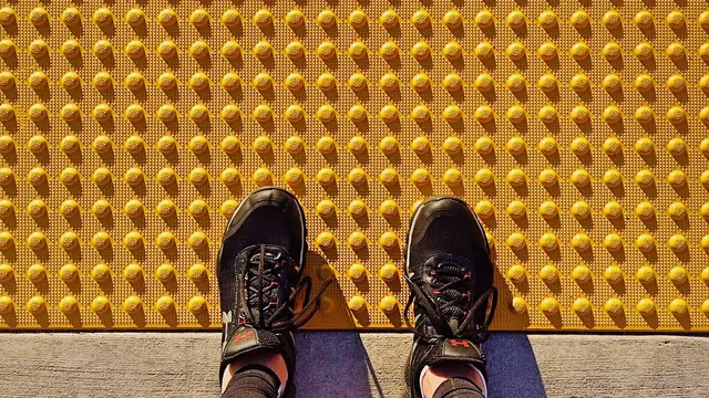 Tactile Paving dengan Stiker Khusus dan Audio