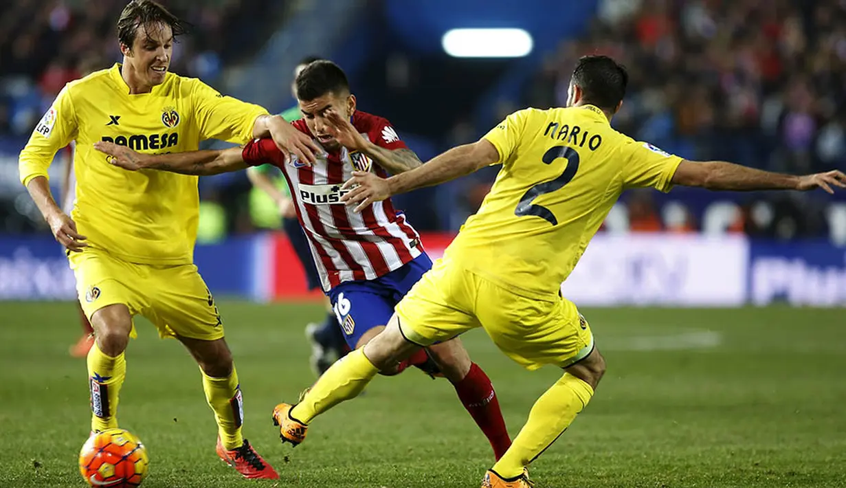 Pemain Atletico Madrid, Angel Correa, berusaha melewati apitan pemain Villarreal pada laga La Liga Spanyol di Stadion Vicente Calderon, Minggu (21/2/2016). Kedua tim bermain imbang 0-0. (Reuters/Susan Vera)
