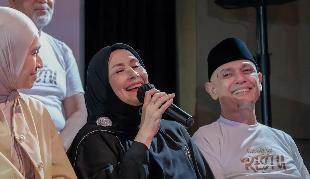 Pasangan artis senior Hengky Tornando dan Beby Zelvia juga ikut bermain di film yang disutradarai oleh Puadin Redi ini. 32 tahun menikah, pasangan artis ini tentunya jadi panutan rumah tangga harmonis. Diumumkan, Hengky Tornando berperan sebagai KH. Abdullah, sementara Beby Zelvia sebagai Nyai Fatimah. Hengky dan Beby Zelvia jadi artis paling senior di film ini. (Liputan6.com/IG/@mengejarrestu)