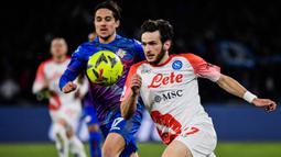 Striker Napoli, Khvicha Kvaratskhelia menguasai bola dibayangi bek Cremonese, Leonardo Sernicola pada laga Liga Italia 2022/2023 di Diego Armando Maradona Stadium, Naples (12/2/2023). Di posisi ketiga top skor sementara Liga Italia 2022/2023 ditempati oleh tiga pemain yang masing-masing telah mencetak 12 gol. Khvicha Kvaratskhelia yang didatangkan Napoli pada awal musim 2022/2023 dari Dinamo Batumi telah mencetak 12 gol dan 12 assist dari total 23 laga. (AFP/Filippo Monteforte)