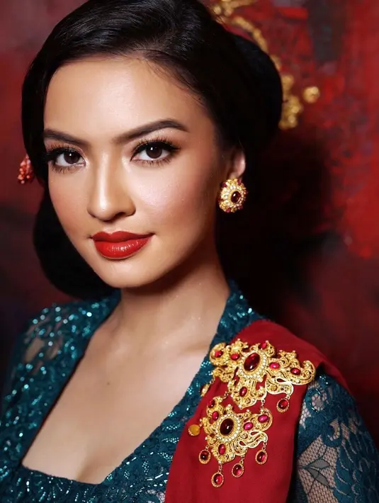 Pesona kecantikan perempuan Indonesia terlihat nyata di paras Raline Shah. Kebaya yang ia kenakan mendukung penampilan Raline yang terlihat begitu anggun. Paras cantiknya ini banjir pujian netizen yang menyebut Raline sangat memesona. (Liputan6.com/IG/@ralineshah)