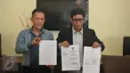 Wakil Sekjen DPP PPP hasil Muktamar Jakarta, Ahmad Bay Lubis (kanan) didampingi kuasa hukumnya menunjukkan laporan terhadap ketua umumnya Djan Faridz ke Bareskrim Mabes Polri, dalam jumpa pers di Jakarta, Kamis (24/3). (Liputan6.com/Johan Tallo)